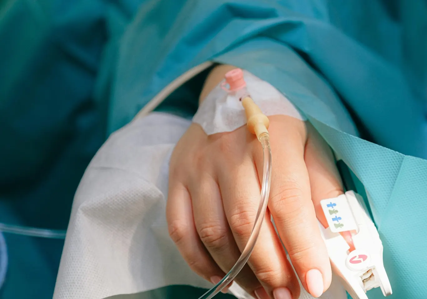Detoks alkoholowy Lipsko: dłoń z wenflonem i pulsoksymetrem pod nadzorem