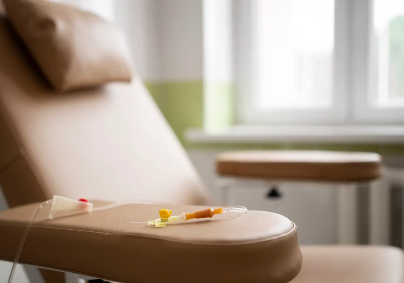 Kroplówki witaminowe Grójec: fotel zabiegowy z przygotowaną linią infuzyjną