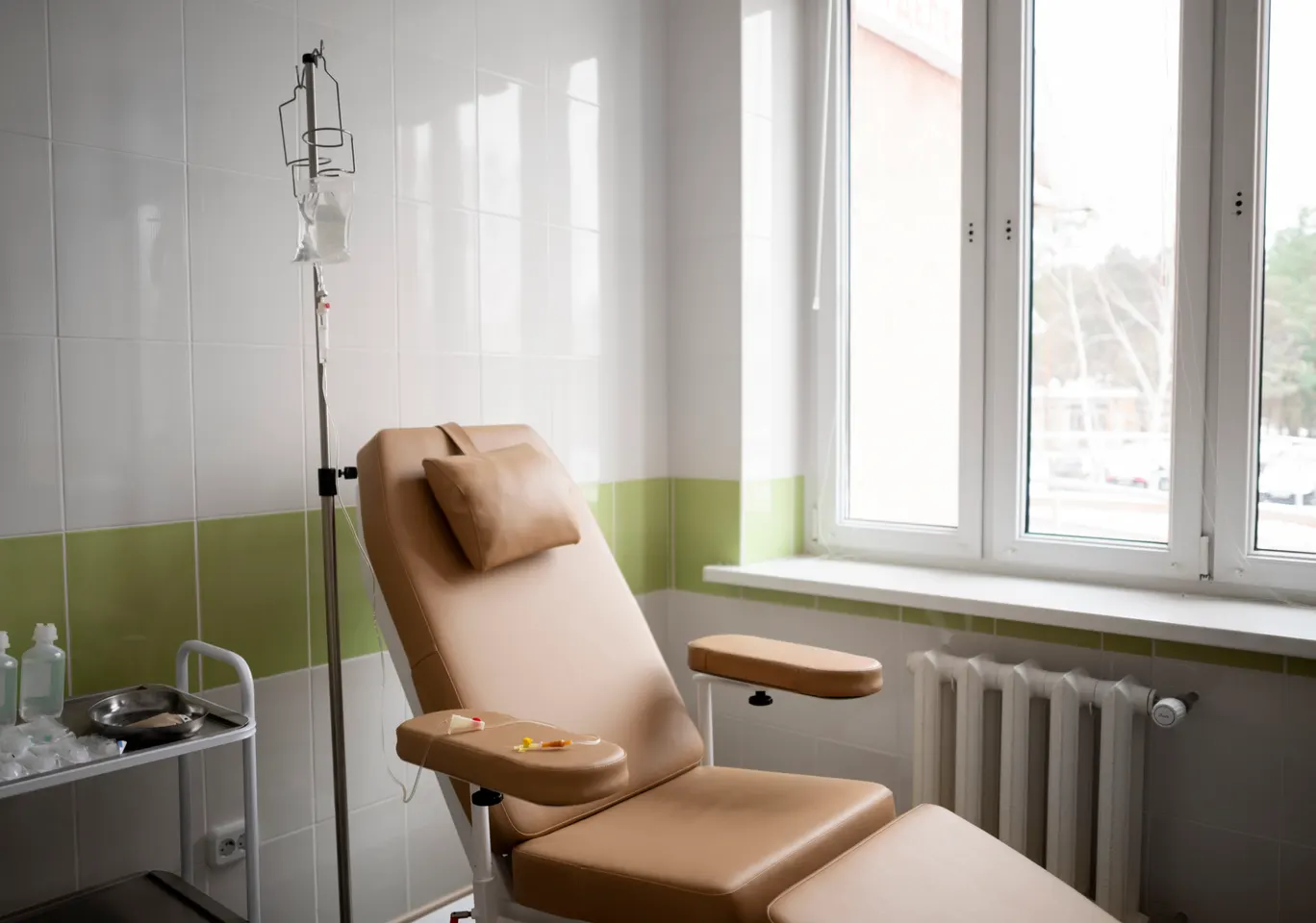 Kroplówki witaminowe Białobrzegi: gabinet zabiegowy z fotelem i stojakiem na kroplówkę