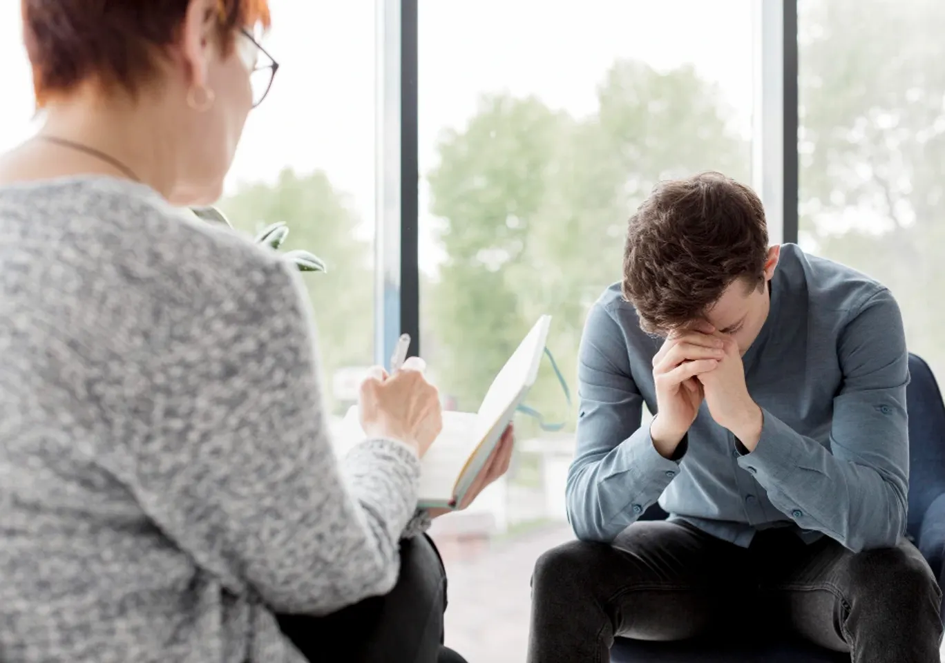 Terapia uzależnień Radom: konsultacja u terapeuty przy oknie