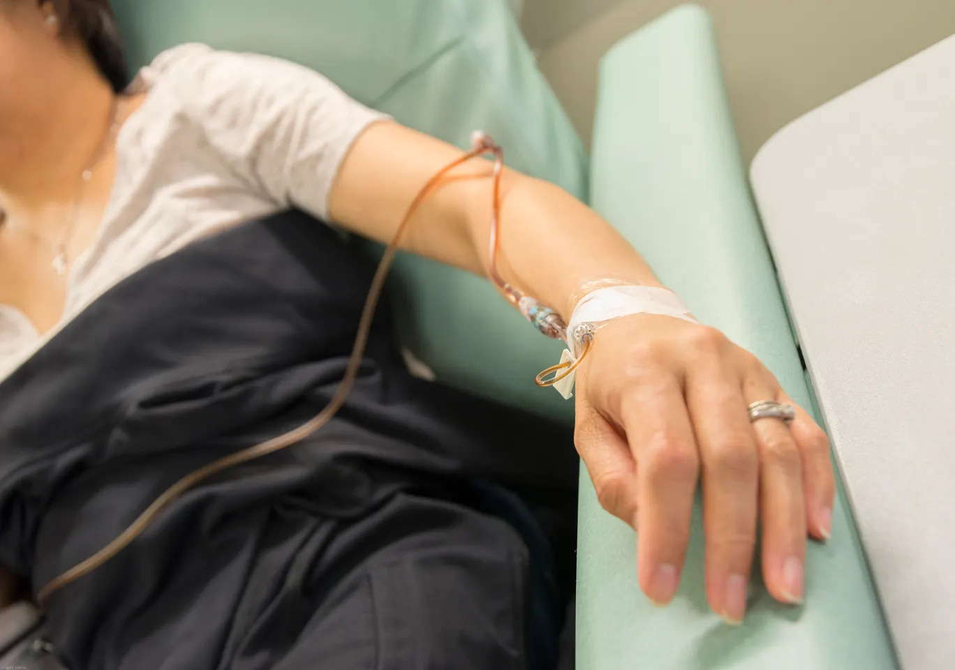 Kroplówki witaminowe Białobrzegi: ręka z podłączoną linią infuzyjną w trakcie zabiegu