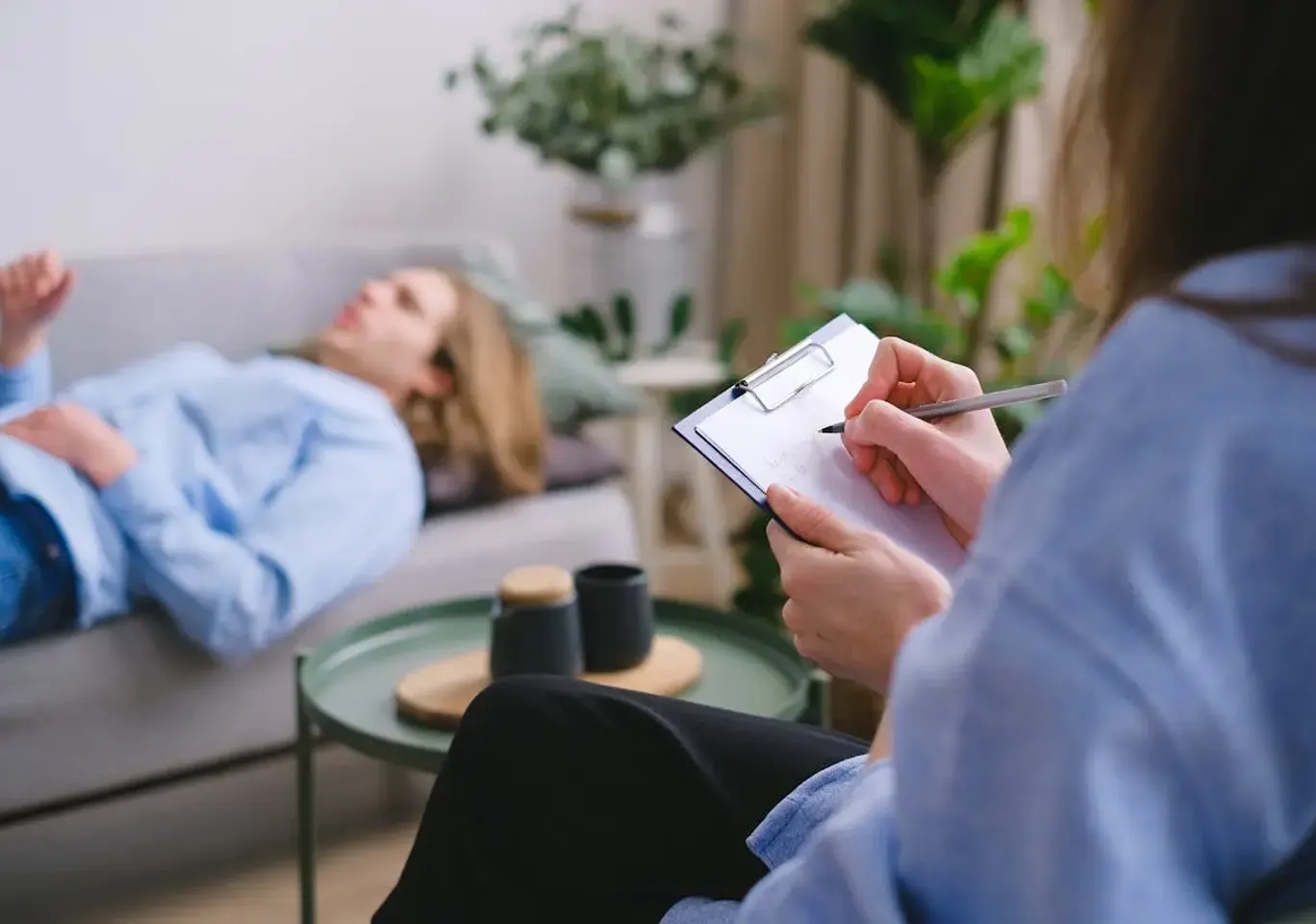 Leczenie uzależnień Radom: sesja terapeutyczna na kozetce